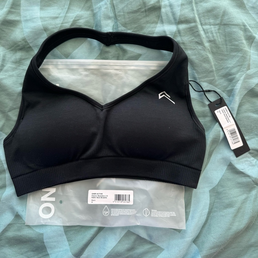 Oner Active Classic Seamless 2.0 Halter Neck Bra (NWT) — Black — Medium